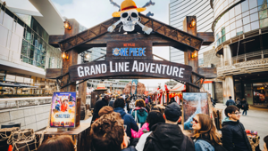 Piazza Gae Aulenti si trasforma in Loguetown, un villaggio immersivo per celebrare la nuova stagione di One Piece su Netflix Piazza Gae Aulenti si trasforma in Loguetown, un villaggio immersivo per celebrare la nuova stagione di One Piece su Netflix