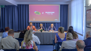Yoga Radio Bruno Estate 2026 inaugura Riccione Music City: lo show debutta su Italia 1 con il supporto di oltre dieci brand partner per il piano di promozione turistica del Comune Yoga Radio Bruno Estate 2026 inaugura Riccione Music City: lo show debutta su Italia 1 con il supporto di oltre dieci brand partner per il piano di promozione turistica del Comune