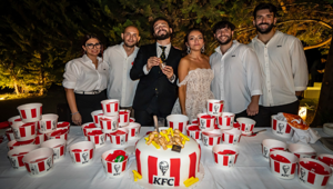 KFC entra nei festeggiamenti di un matrimonio salentino con i suoi bucket di mezzanotte KFC entra nei festeggiamenti di un matrimonio salentino con i suoi bucket di mezzanotte